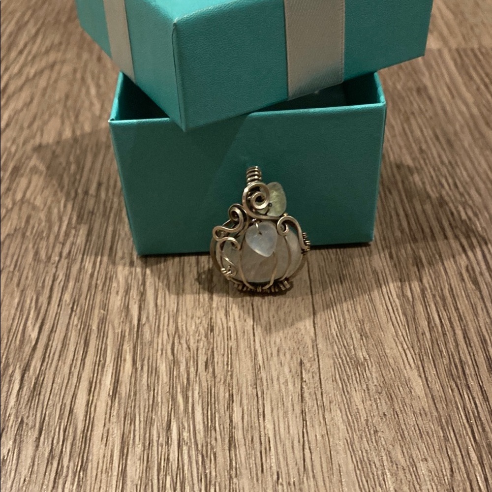 Elegant Silver Pendant with Gemstone